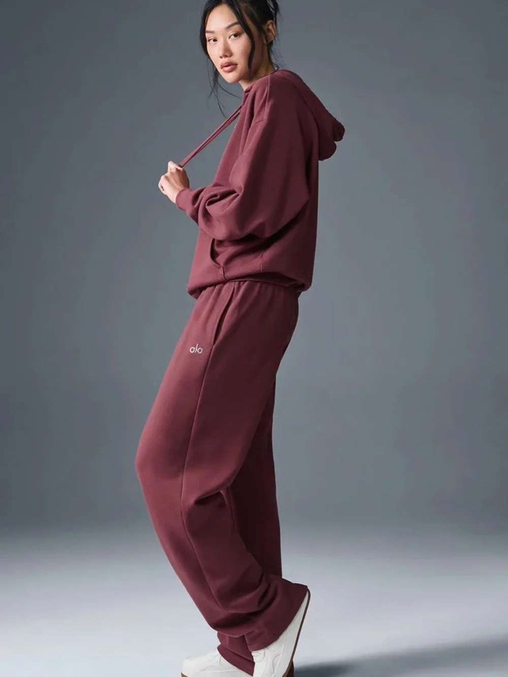 ALO Yoga Accolade Straight Leg Sweatpants in Burgundy Truffle size small
